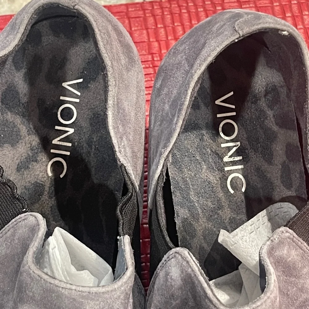 Vionic women’s Boots Gray Size 9.5 new